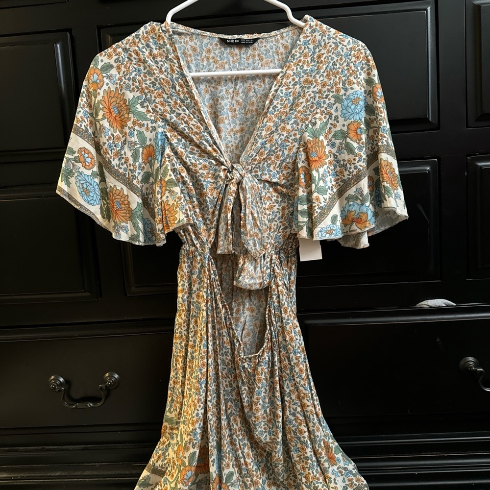 cute dress!